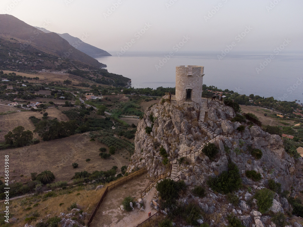 La Torre Bennistra che sovrasta Scopello. Sicilia.
