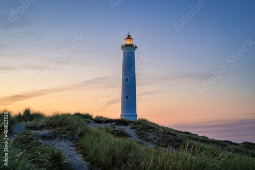 Leuchtturm Lyngvig Fyr bei Hvide Sande in D  nemark am Morgen