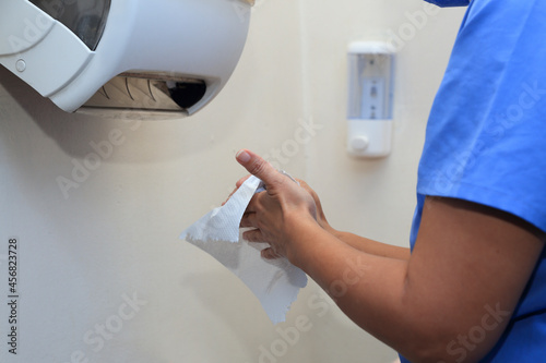 Φωτογραφία Paper towel drying a doctor's hands. Drying hands