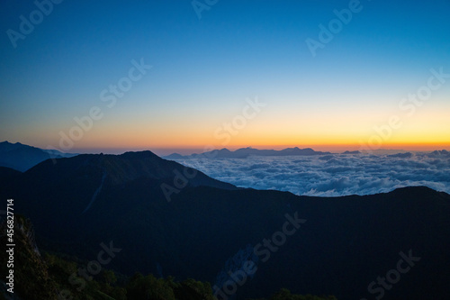 朝日できれいな燕岳山頂付近の山小屋から見える風景 The view from the mountain lodge near the summit of Mt. Tsubakuro in the morning sun © Hello UG