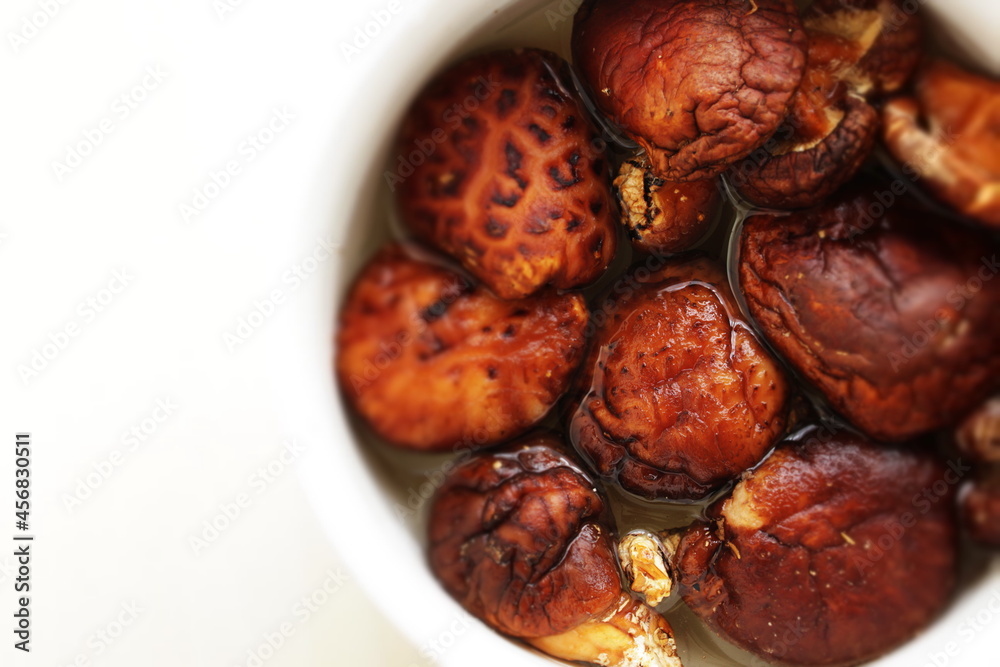 Obraz premium Shiitake mushroom soaked in water for cooking ingredient