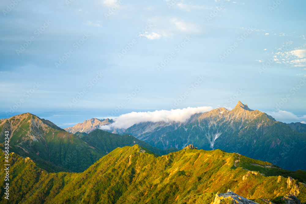 燕岳頂上付近の山荘から見る朝日が当たる槍ヶ岳の風景 A view of Mt. Yarigatake in the morning sun from the mountain lodge near the top of Mt. Tsubakuro.