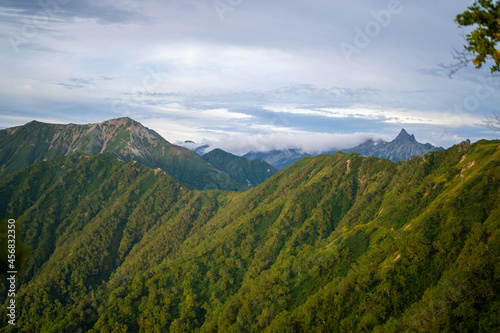 燕岳頂上付近の山荘から見る朝日が当たる槍ヶ岳の風景 A view of Mt. Yarigatake in the morning sun from the mountain lodge near the top of Mt. Tsubakuro. © Hello UG