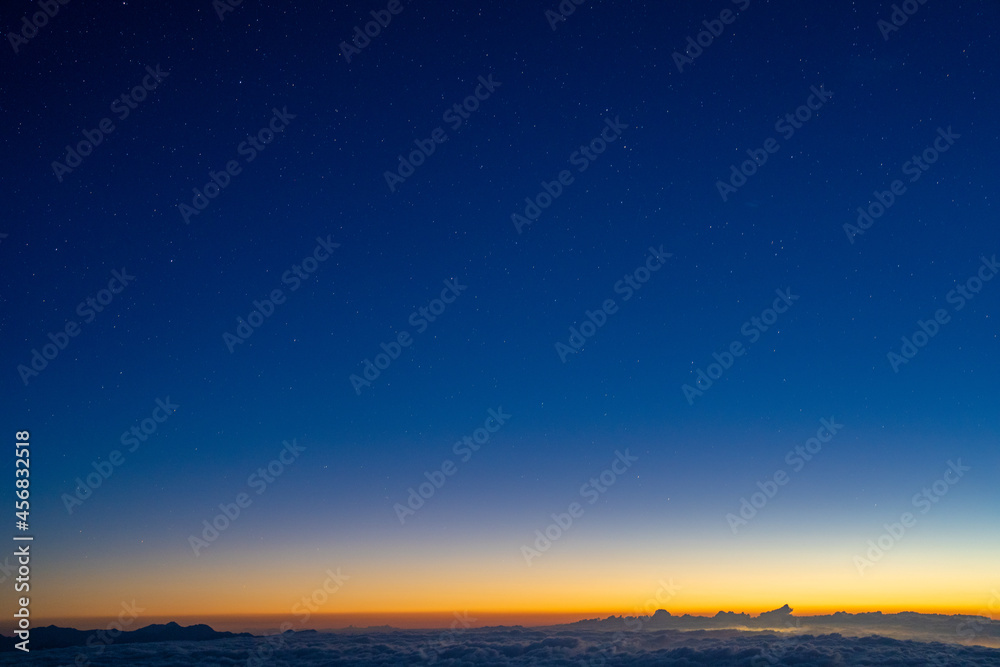 Fototapeta premium 長野県安曇野市にある燕岳の頂上付近にある山荘から撮影した星空の写真 A photo of the starry sky taken from a mountain lodge near the top of Mt. Tsubame in Azumino City, Nagano Prefecture.