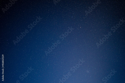長野県安曇野市にある燕岳の頂上付近にある山荘から撮影した星空の写真 A photo of the starry sky taken from a mountain lodge near the top of Mt. Tsubame in Azumino City, Nagano Prefecture. 