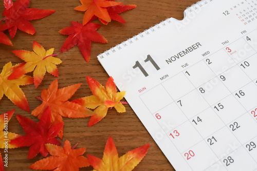 Foto 11月のカレンダーと紅葉、秋イメージ