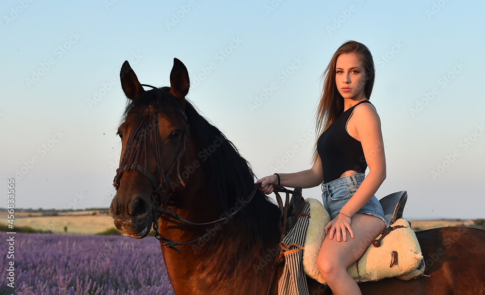 Obraz premium a blonde model riding a horse in a lavender field