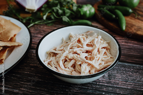 Foto mexican shredded chicken ingredient for traditional food in Mexico