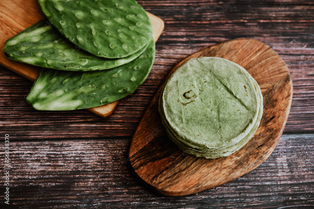 Φωτογραφία Mexican tortillas made with nopales in color green healthy vegan and organic foo