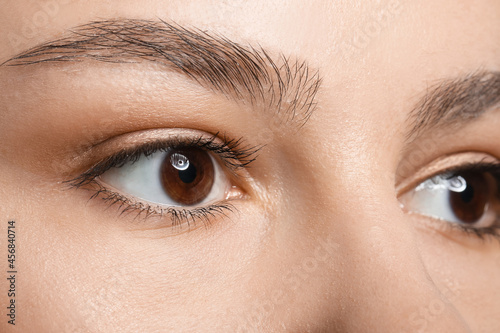 Young woman with brown eyes...