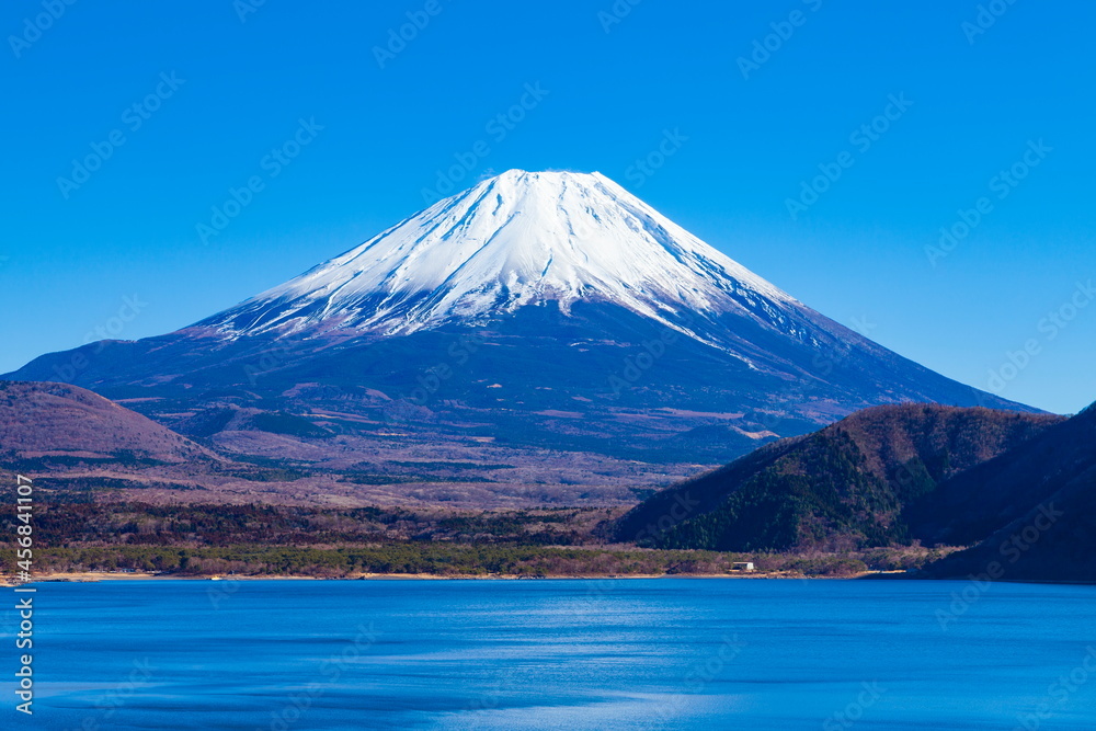 本栖湖で眺める冬の富士山　山梨県本栖湖にて