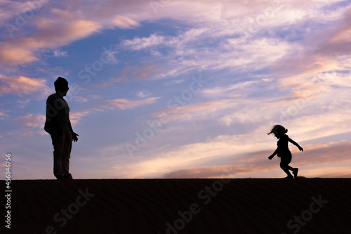 silhouettes of a Daughter runs to her father © ERNESTO