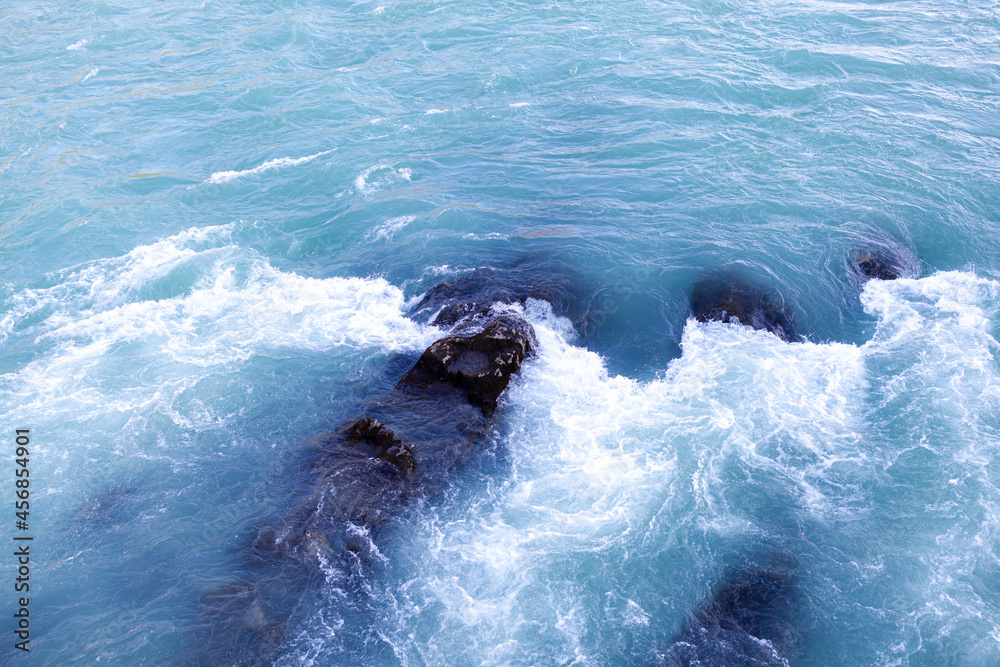 Obraz premium A fast-flowing wide and full-flowing mountain river. Large rocks stick out of the water. Big mountain river Katun, turquoise color, in the Altai Mountains, Altai Republic.