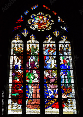 Hermosa vidriera de colores con motivos religiosos en la catedral g  tica de Orleans  Francia