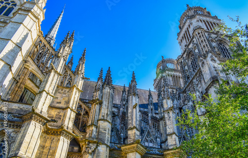 Majestuosa arquitectura de estilo gótico de la hermosa catedral de Orleans, Francia photo