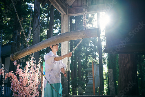 鐘をつく神主 photo