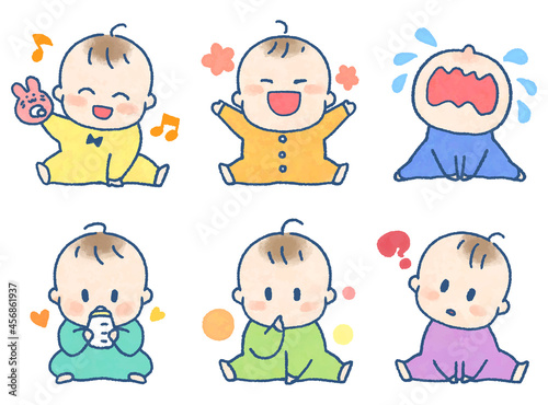 おすわりした赤ちゃんのイラストセット