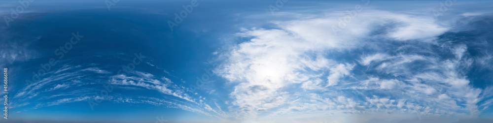  Nahtloses Panorama mit leicht bewölktem Himmel - 360-Grad-Ansicht mit schönen Wolken zur Verwendung in 3D-Grafiken als Himmelskuppel oder zur Nachbearbeitung von Drohnenaufnahmen
