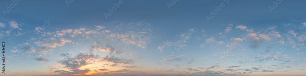 Nahtloses Panorama mit blauem Abendhimmel 360-Grad-Ansicht mit schönen Wolken, untergehender Sonne - zur Verwendung in 3D-Grafiken als Himmelskuppel oder zur Nachbearbeitung von Drohnenaufnahmen
