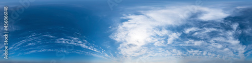  Nahtloses Panorama mit leicht bewölktem Himmel - 360-Grad-Ansicht mit schönen Wolken zur Verwendung in 3D-Grafiken als Himmelskuppel oder zur Nachbearbeitung von Drohnenaufnahmen 