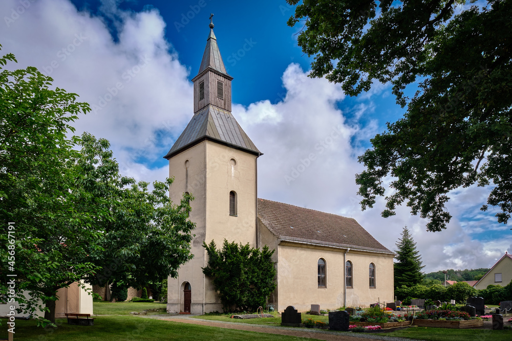 Schlichter Putzbau: denkmalgeschützte Dorfkirche Fresdorf, Ansicht von Südwesten