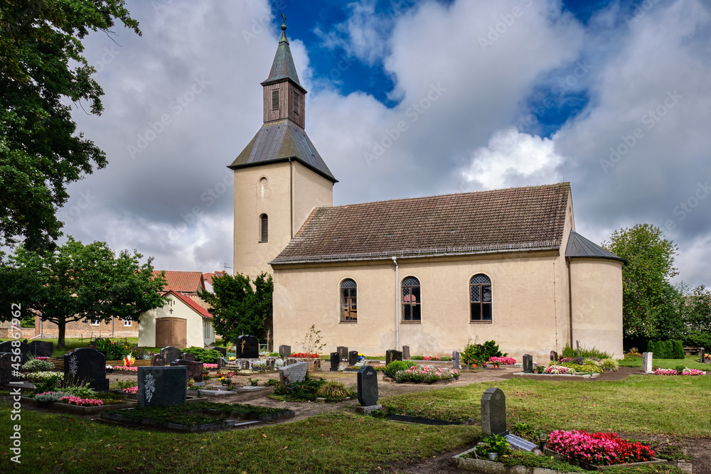Denkmalgeschützte Dorfkirche Fresdorf mit Westturm und halbrunder Apsis, Ansicht von Südosten