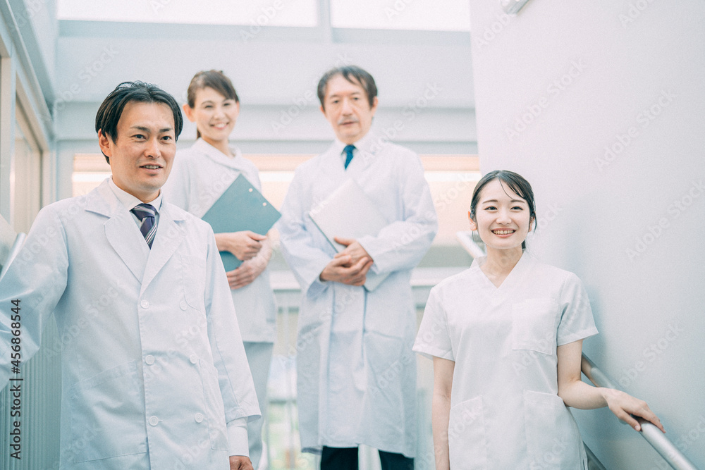 病院で働く医者と看護師(4人)
病院で働く医者と看護師(4人)