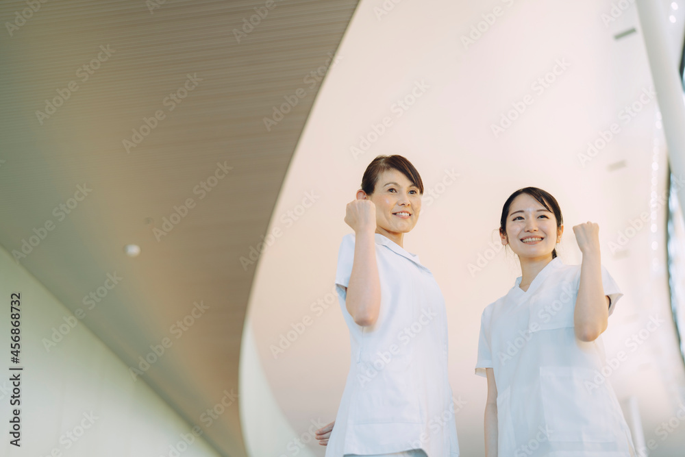 病院で働く医療スタッフ(ガッツポーズ)
病院で働く医療スタッフ(ガッツポーズ)
