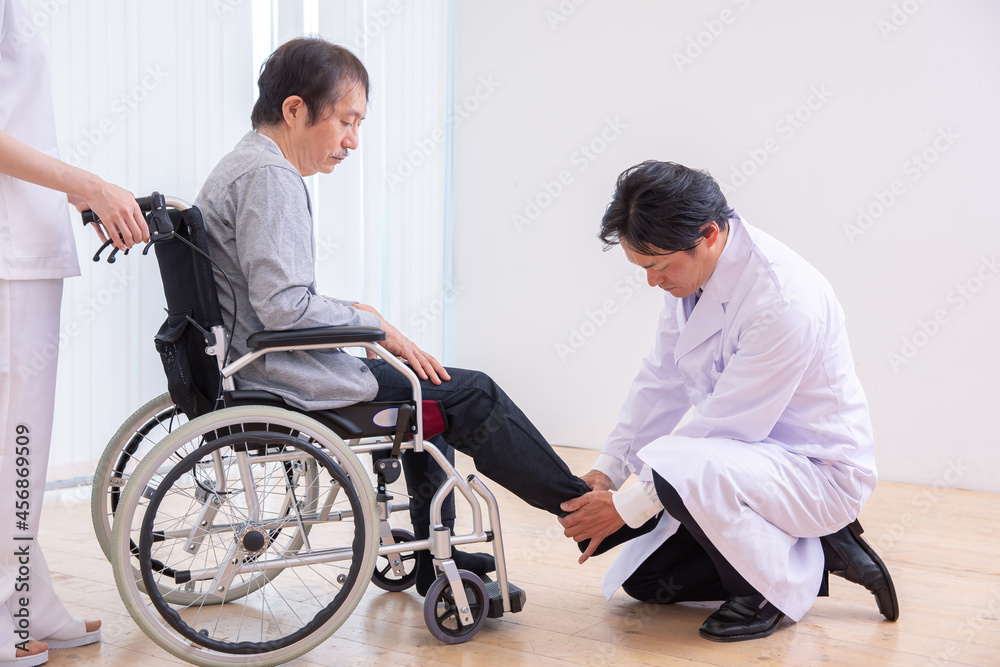 車椅子に乗る患者と医者(足)
車椅子に乗る患者と医者(足)