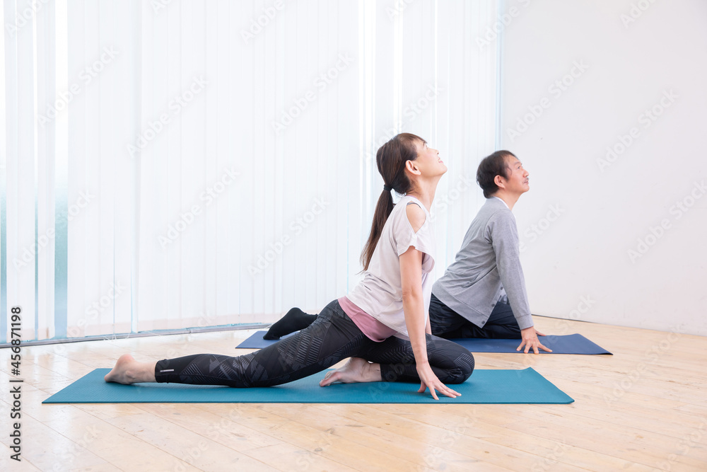 Fototapeta premium ヨガ・運動をする中高年の男女（後屈） 