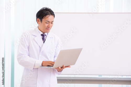 医者とホワイトボード（パソコン） 