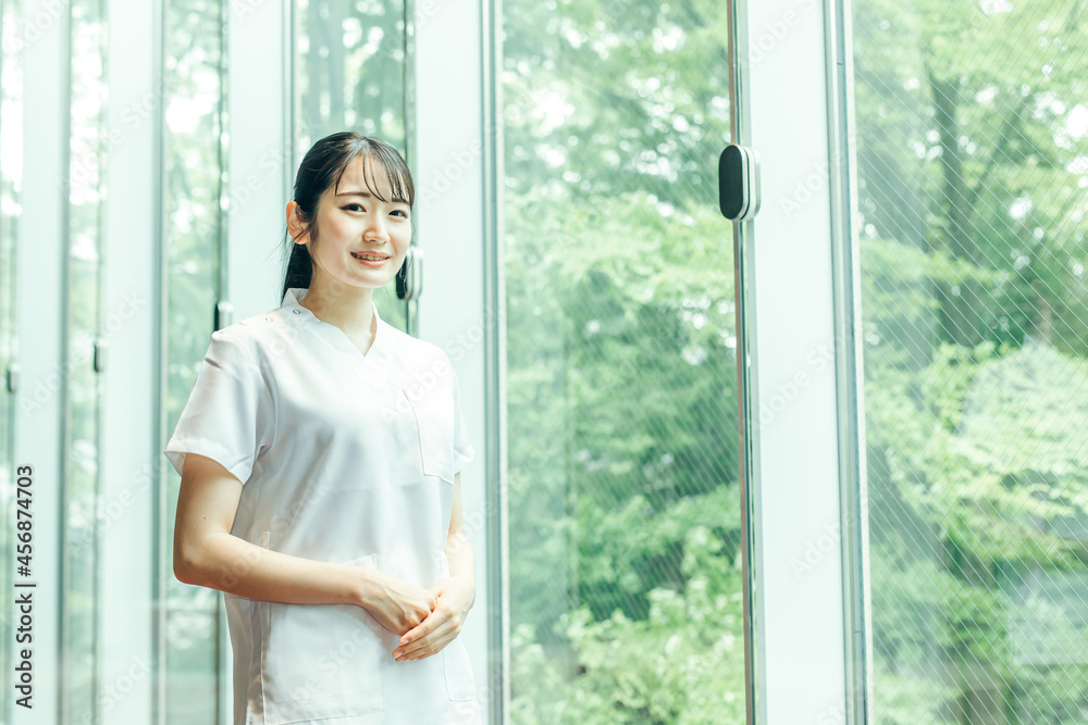 白衣を着た女性
白衣を着た女性