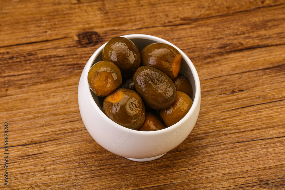 Obraz premium Marinated feijoa in the bowl