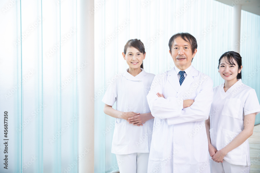 病院にいる医療スタッフ(3人・院長)
病院にいる医療スタッフ(3人・院長)