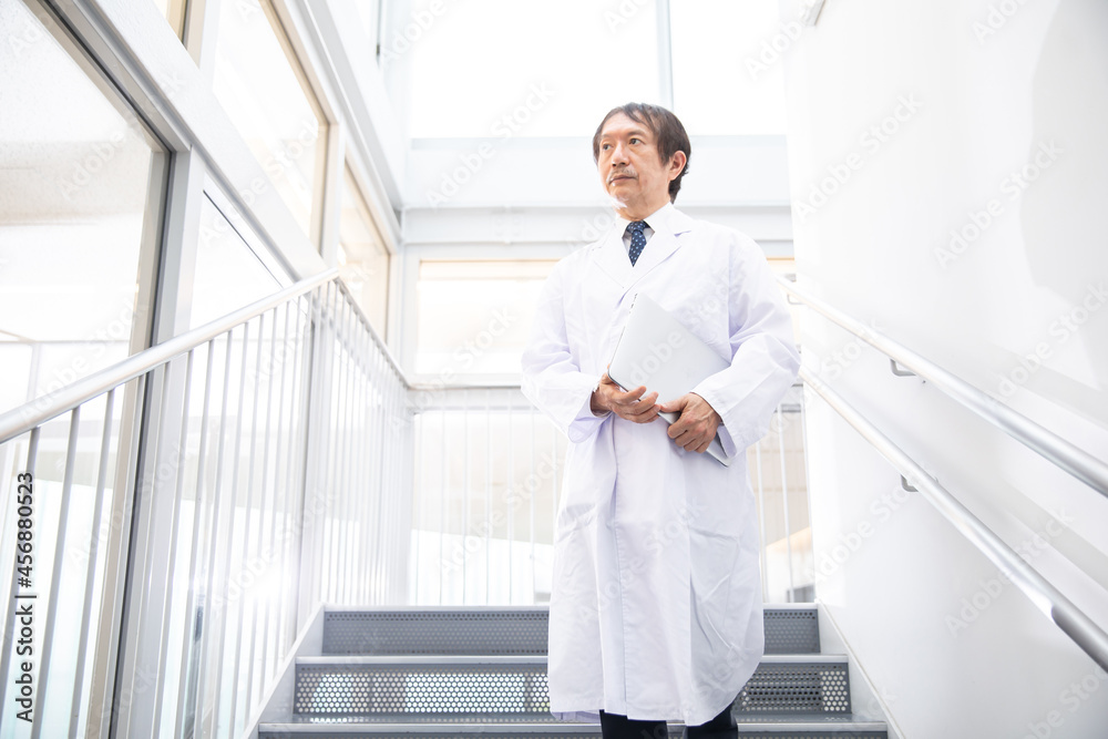 病院で働く中高年のドクター
病院で働く中高年のドクター