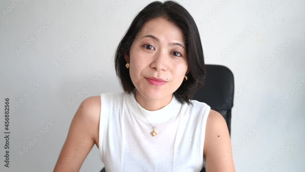ウェブカメラに向かって話をする女性 リモート会議 ウェブカメラに向かって話をする女性 リモート会議
