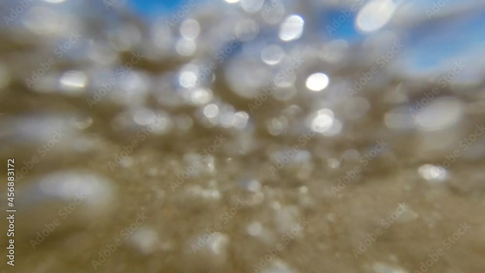 スローモーションで撮影した夏のビーチの波の風景 スローモーションで撮影した夏のビーチの波の風景
