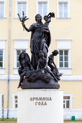 statue