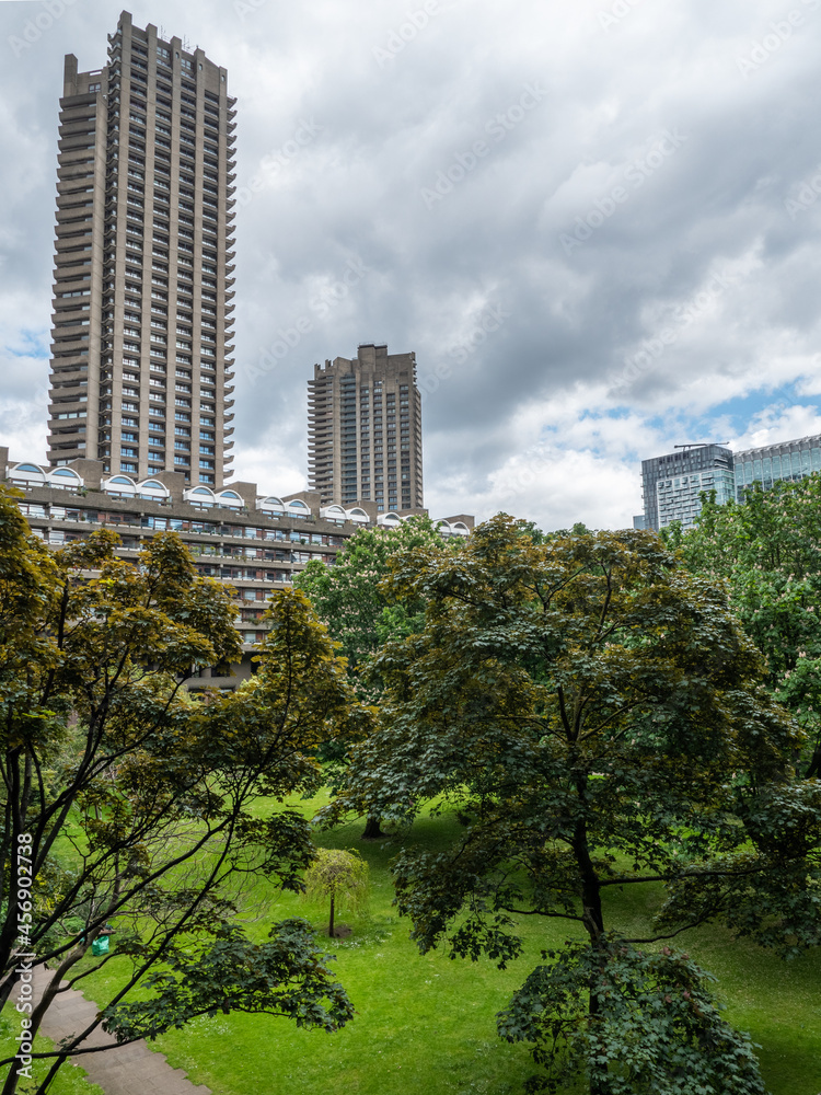 Obraz premium The iconic brutalist architecture of the Barbican Estate in the heart of the City of London, EC1.The Barbican Estate, London. The iconic brutalist arc
