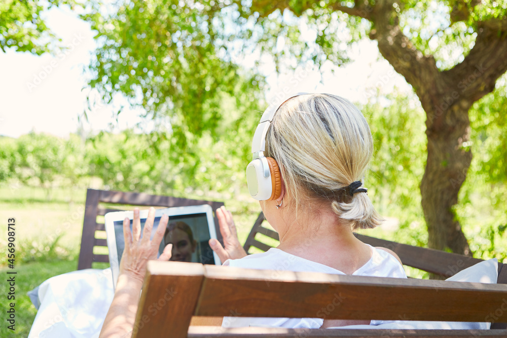 Frau als Freiberufler im Sommer im Garten am Laptop Stock Photo Adobe