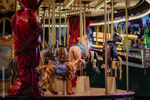 Detalle de caballos y un tigre en un carrusel vinitage en un recinto ferial. Diversión en la feria, parque de atracciones