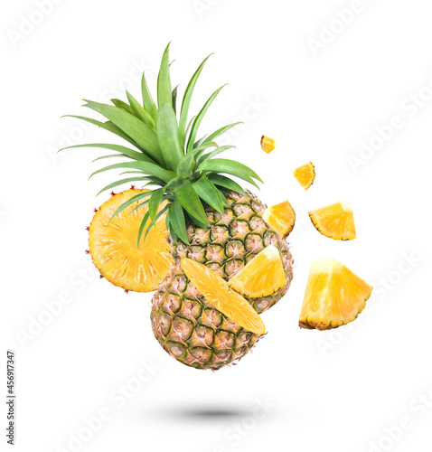 Świeży ananas odizolowywający na białym tle