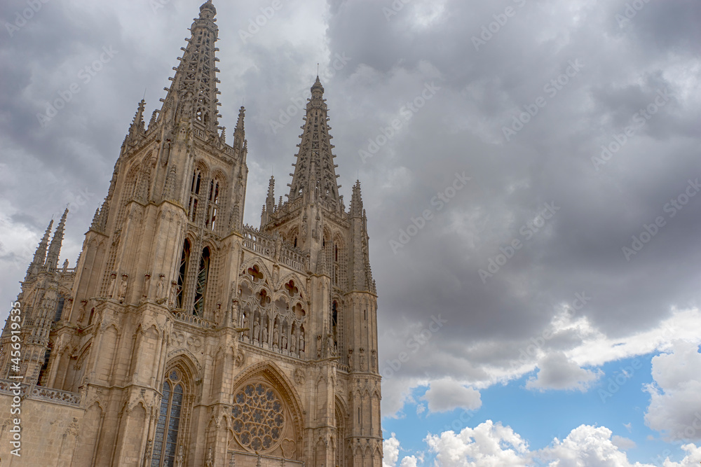 fachada de la bonita catedral de Burgos, España