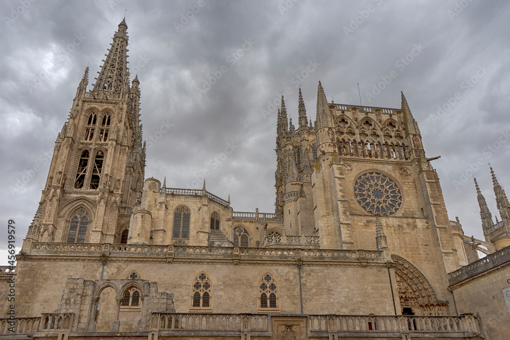 fachada de la bonita catedral de Burgos, España