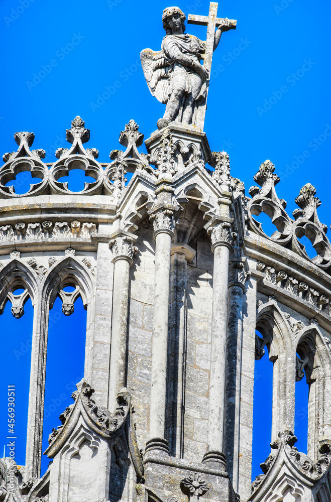 Detalle parte superior campanario catedral gótica de Orleans, Francia