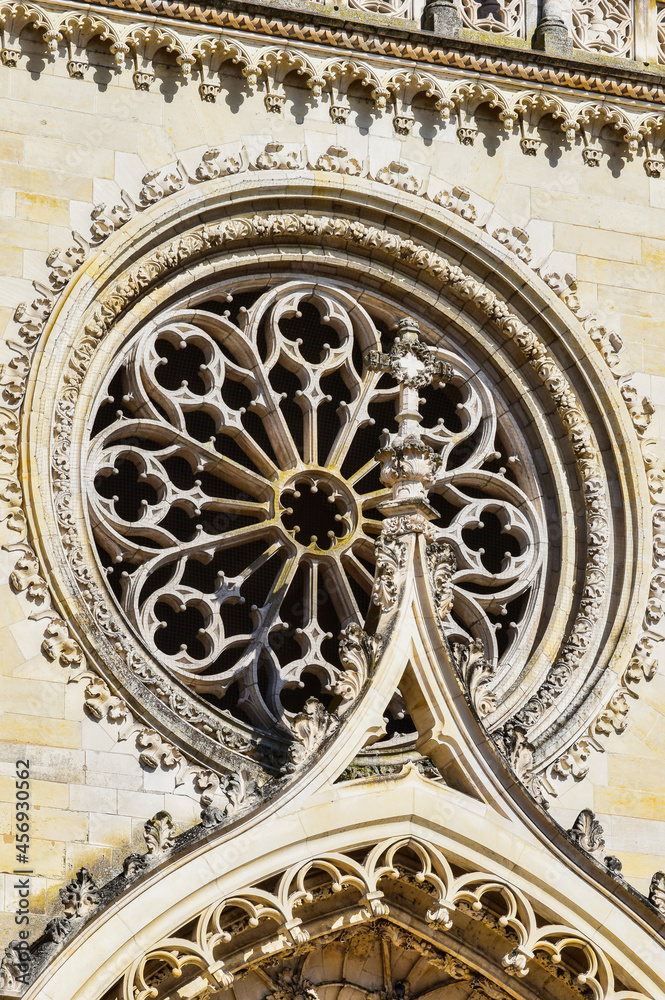 Primer plano de hermoso rosetón en la catedral gótica de Orleans, Francia