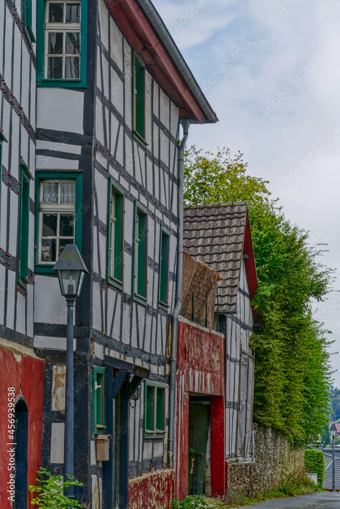 Bunte historische Fachwerkfassaden in der Altstadt von Blankenberg