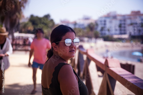 Photos Chica latina paseando por Puerto Banus en Marbella