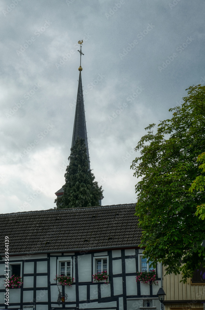 Historische Fachwerkhäuser und Kirchturm in Blankenberg