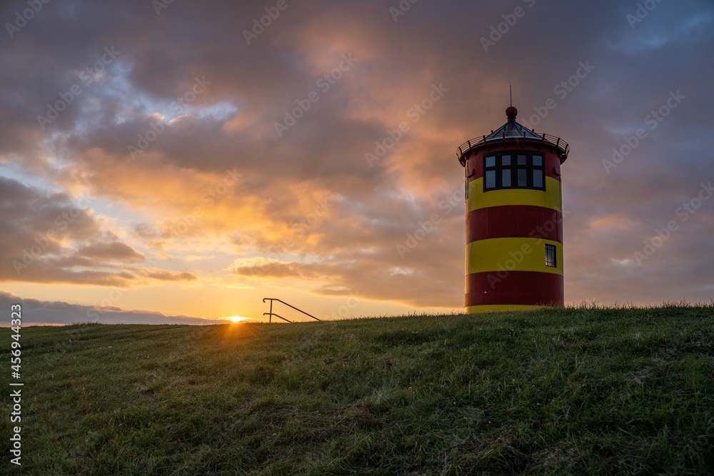 Sonnenaufgang am Pilsumer Leuchtturm an der Nordseeküste